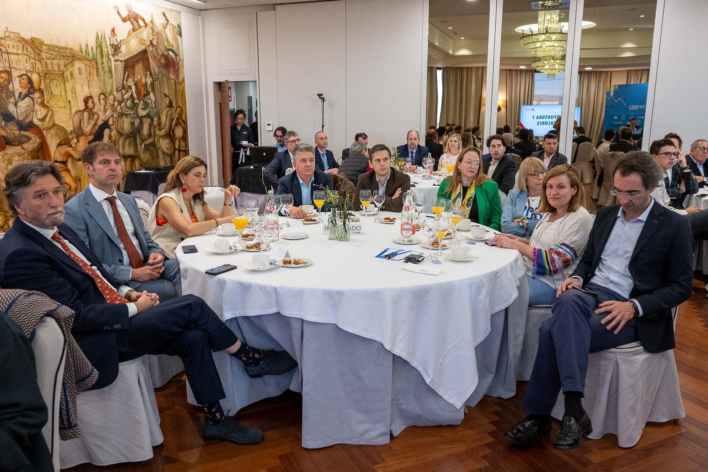 Asistentes al Foro. En esta mesa, Cristobal Palacio, Enrique Conde, Paula Fernández, Cándido Cobo, Mario Iglesias, Leticía Díaz, Natividad Pérez, Yolanda García y Armando Blanco.