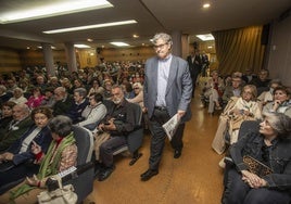 Juan Manuel de Prada a su llegada al salón de actos del Ateneo que se llenó para asistir a la presentación de su novela.