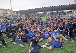 Los jugadores del Monte celebran su ascenso a Tercera RFEF junto a los chicos de la cantera