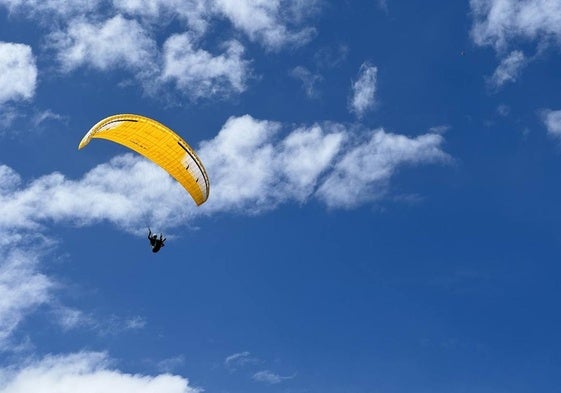 Un parapente sobrevolando Liébana.