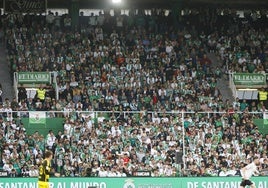 Aficionados verdiblancos, durante el partido que enfrentó a Racing y Zaragoza.