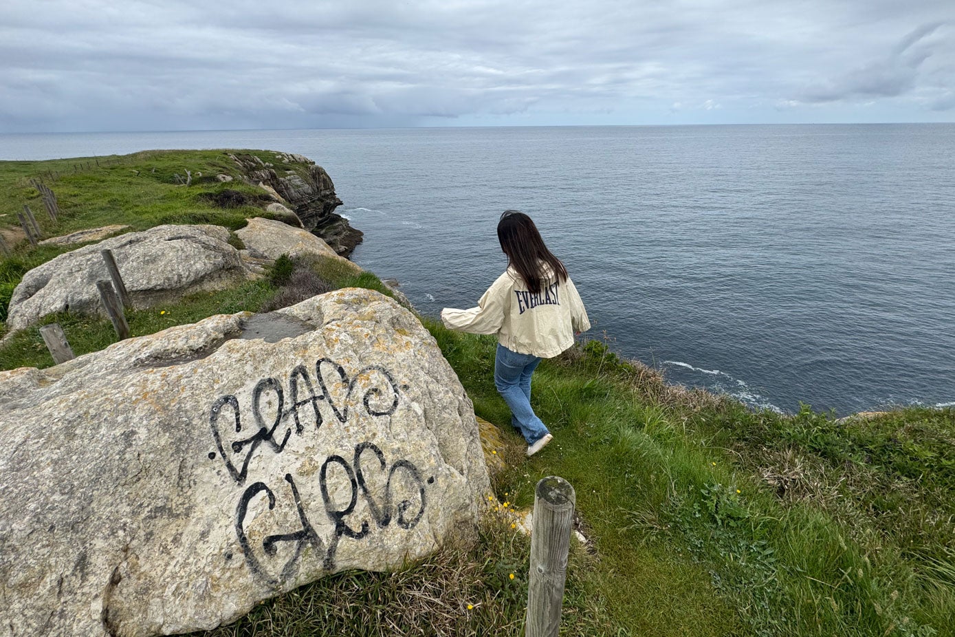 El vandalismo también ha llegado a la senda costera y los grafitis son una constante en rocas e instalaciones que forman parte del camino.