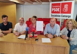 De izquierda a derecha, el concejal Eusebio Iturbe, el presidente del PSOE de Camargo, Ángel Gutiérrez, la secretaria general, Esther Bolado, y los ediles José Salmón y Marián Vía.