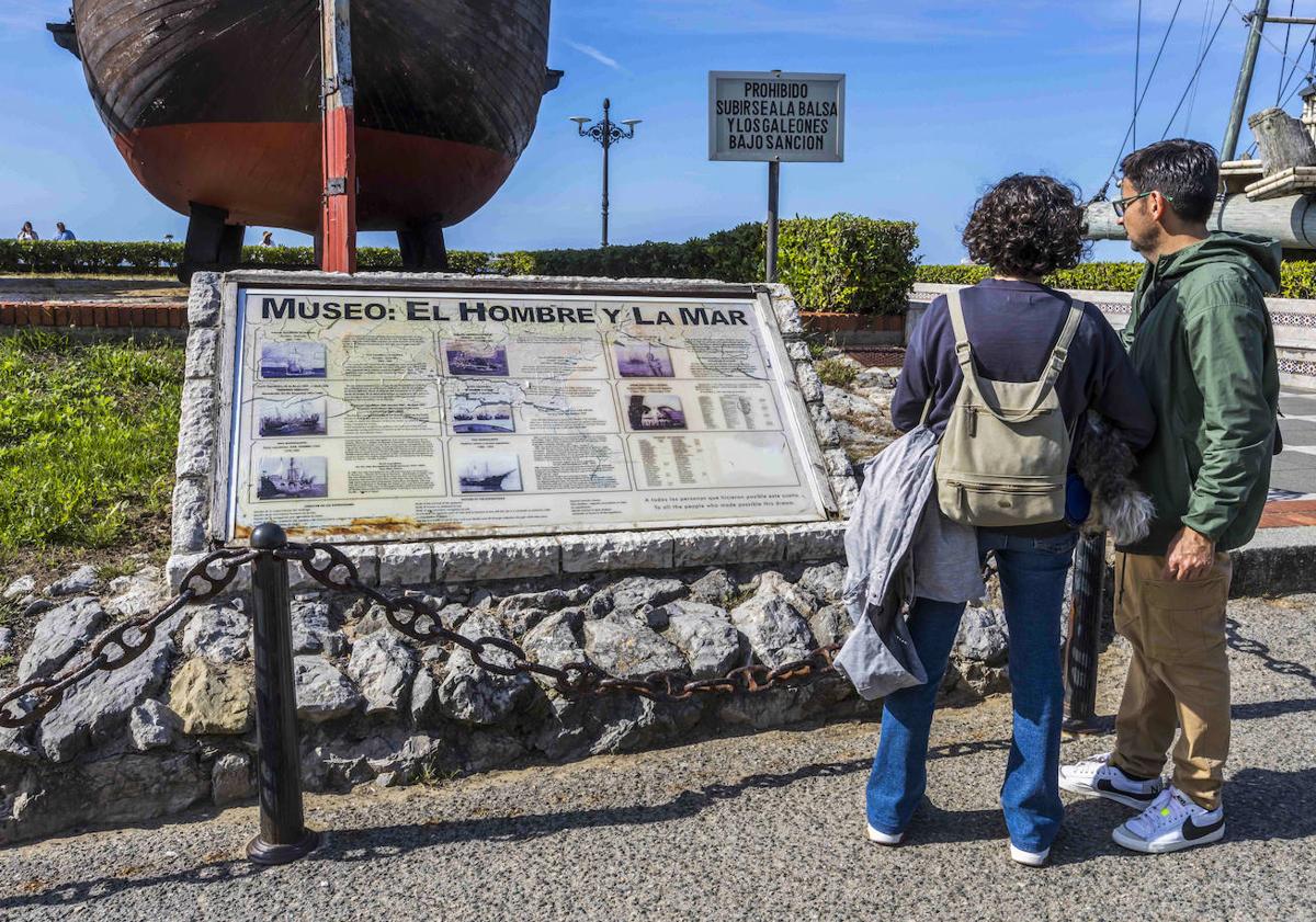 Imagen principal - 1. El cartel que explica el museo al aire libre está resquebrajado. | 2. Dos turistas observan la burbuja de salvamento de Vital Alsar, muy sucia. | 3. La pintura de los galeones está levantada y la madera en mal estado.