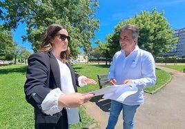 El alcalde, Diego Movellán, en la visita al lugar donde se construirá la pista de pump track.