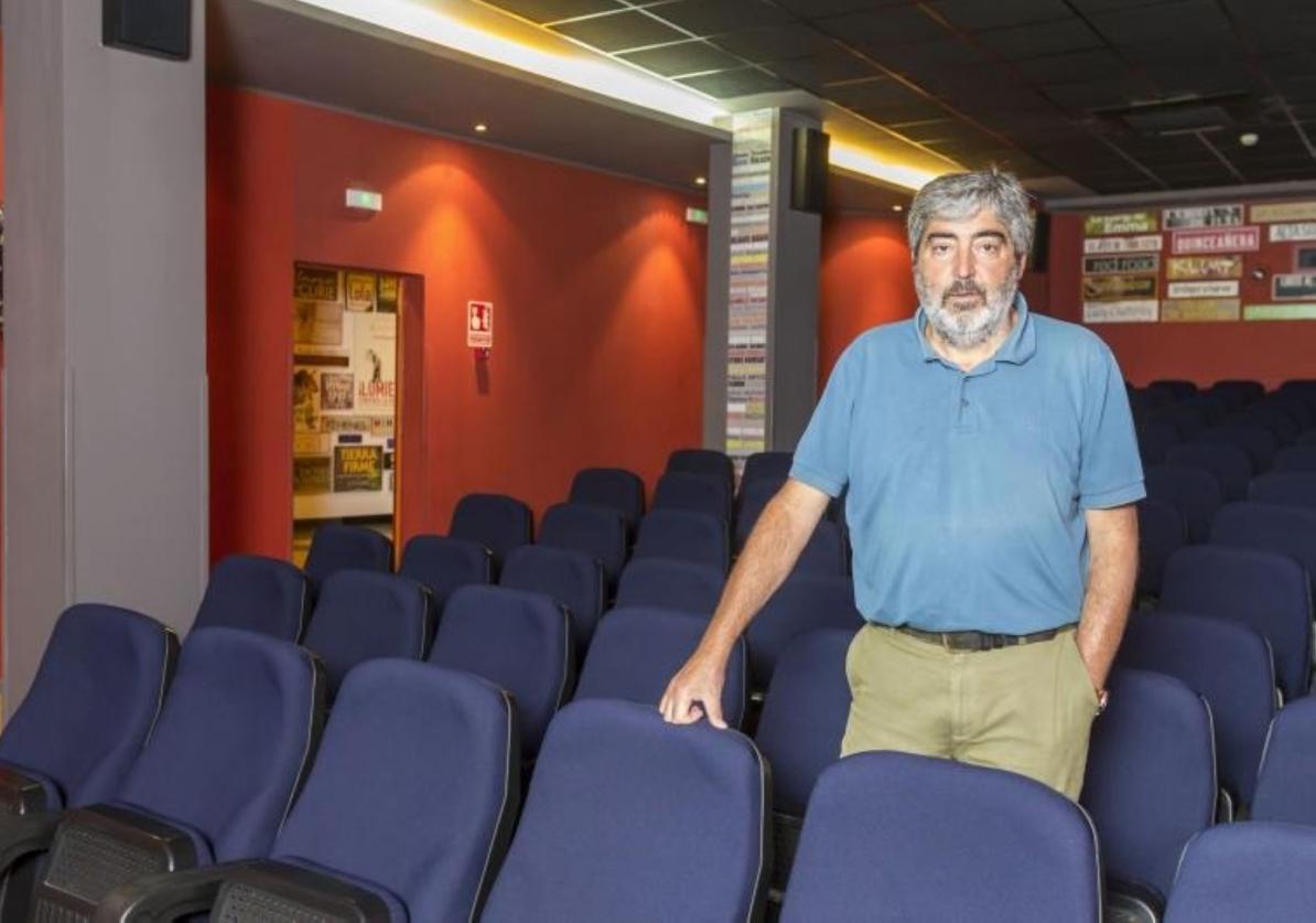 José Pinar en una de las salas de su cine en el que hoy presenta su libro.