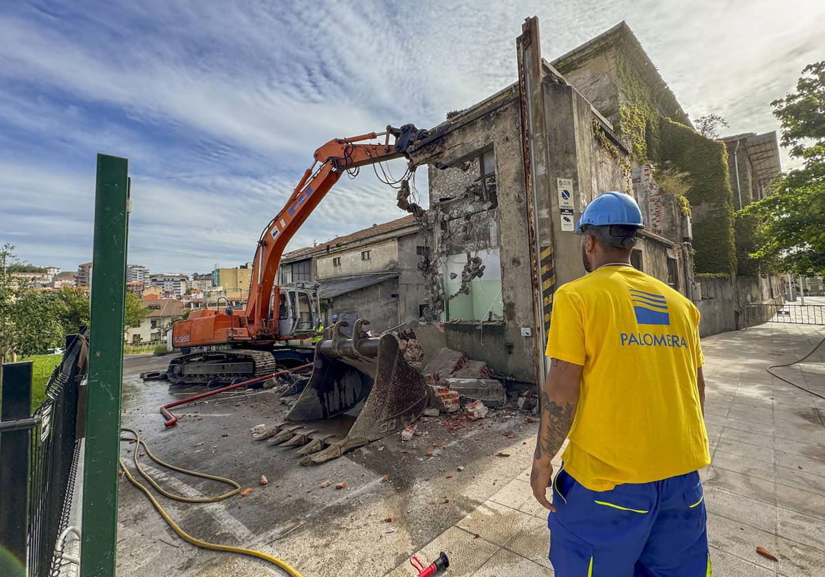 La maquinaria trabaja en el derribo de un edificio anexo a Las Clarisas que perteneció a la tabacalera que cerró en 2002.