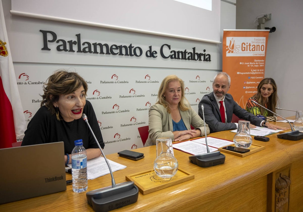 Rosa Pérez, María José González Revuelta, Sergio Silva y Sara Giménez, esta mañana, en el Parlamento de Cantabria.