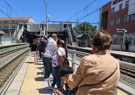 A los viajeros los dejaron en el andén de la estación de Valdecilla, donde les recogió otro tren.