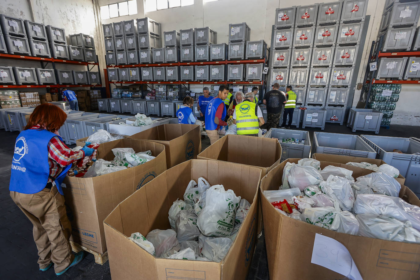 Las 160 tiendas y supermercados que han participado en la colecta envían al Banco de Alimentos los productos donados que irán destinados a las familias vulnerables..