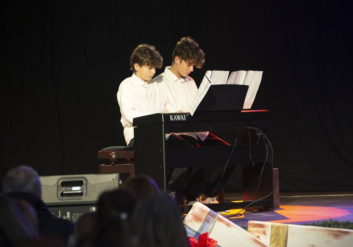 Dos alumnos de la Escuela de Música de Camargo, durante un concierto.