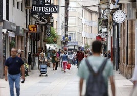 Vecinos caminan por la calle Consolación de Torrelavega, el corazón comercial de la ciudad.