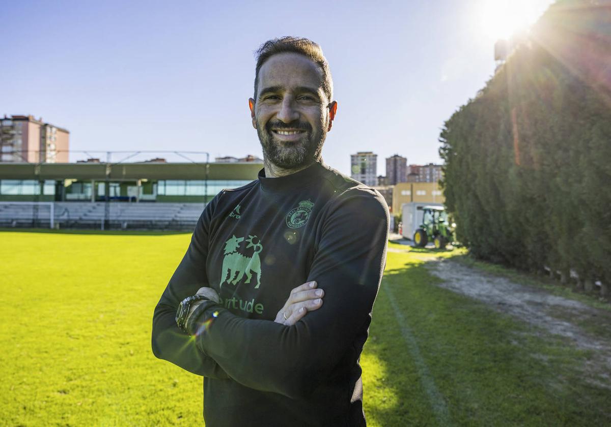 Pablo Álvarez posa en La Albericia después de un entrenamiento de esta temporada.