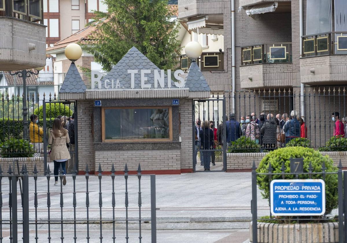 Imagen de la entrada principal del Edificio Tenis de Laredo, ubicado en primera línea de playa.