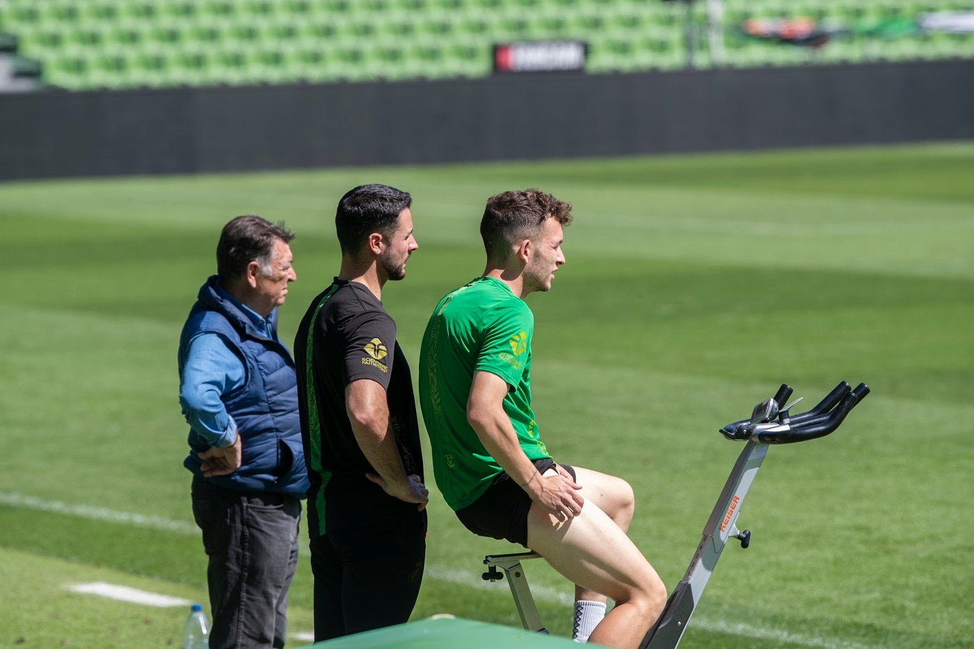 Íñigo Vicente, en una bici estática durante el entrenamiento.