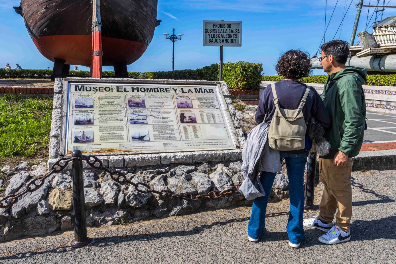 El cartel en el que se explica el museo al aire libre de Vital Alsar está resquebrajado.