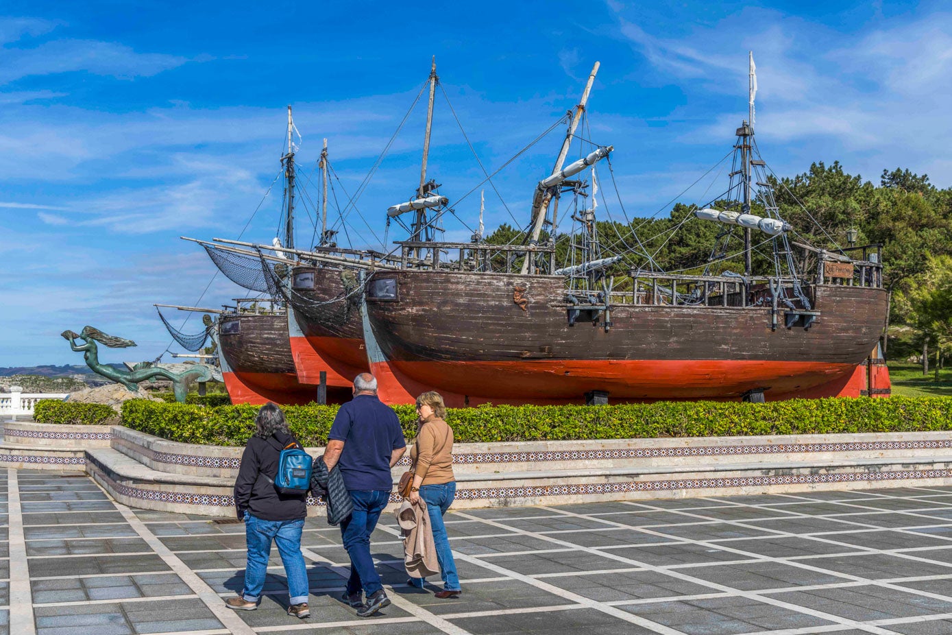 Miles de turistas se acercan al año a conocer los galeones en los que viajó el marino santanderino.