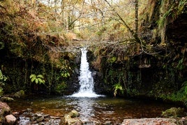 Uno de los espectaculares saltos de agua en la ruta de las cascadas de Lamiña