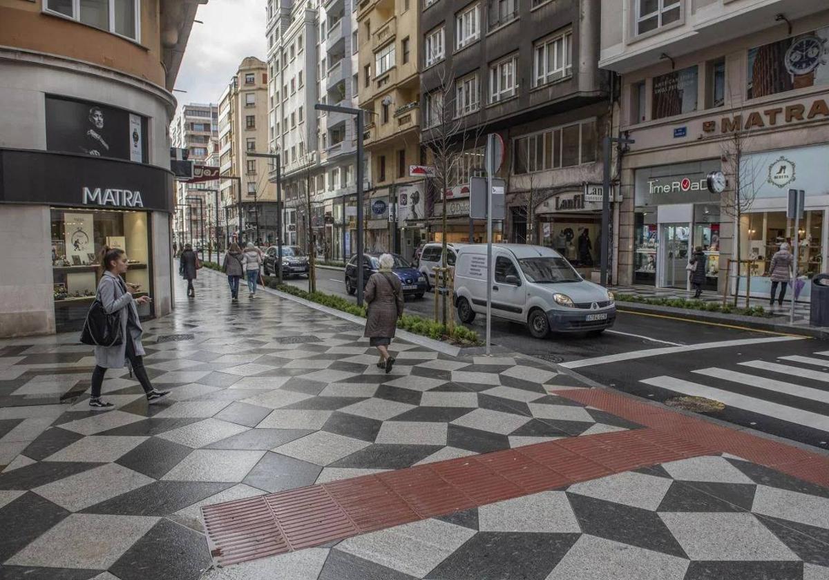 Imagen de archivo de la calle Isabel II, donde le dieron la colleja al hombre que caminaba.