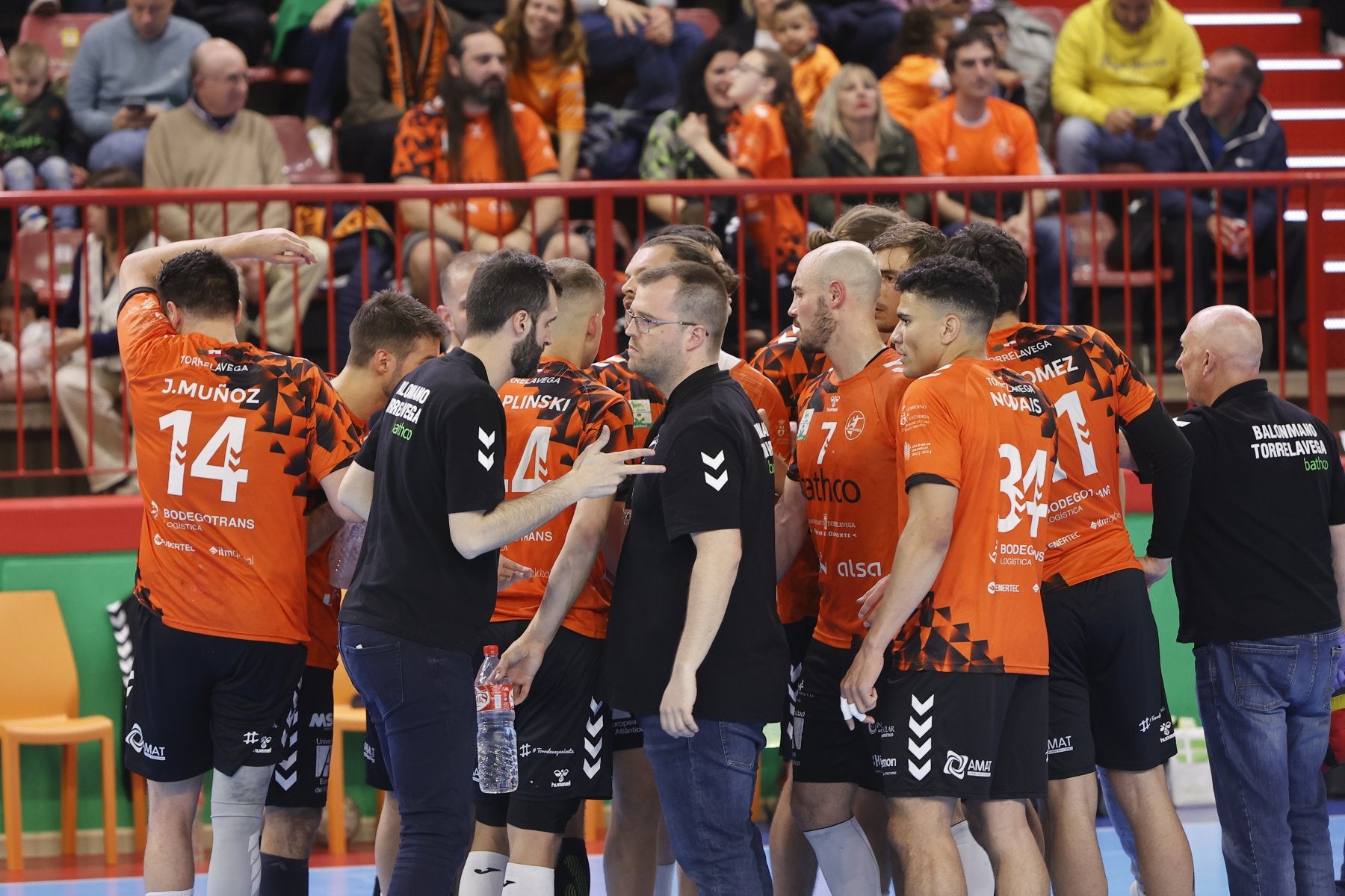 Jugadores y cuerpo técnico del Bathco durante un tiempo muerto ante Cangas en Torrelavega.