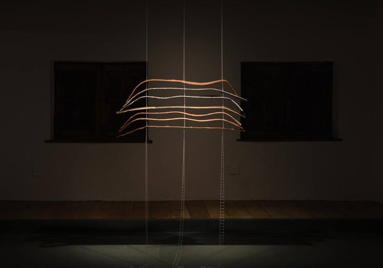 Ana Martínez Fernández. 'Com/post_desgaste', 2022, resina epoxi, silicona, poliéster, barro, aluminio y cuerda de yute.