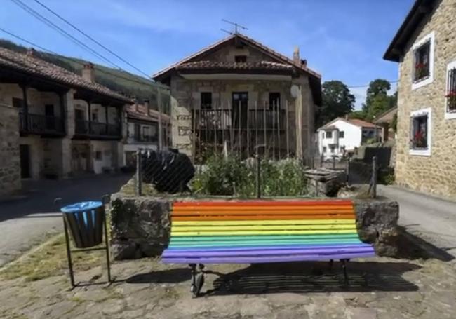 Uno de los bancos pintados con los colores arcoíris en la plaza del pueblo.