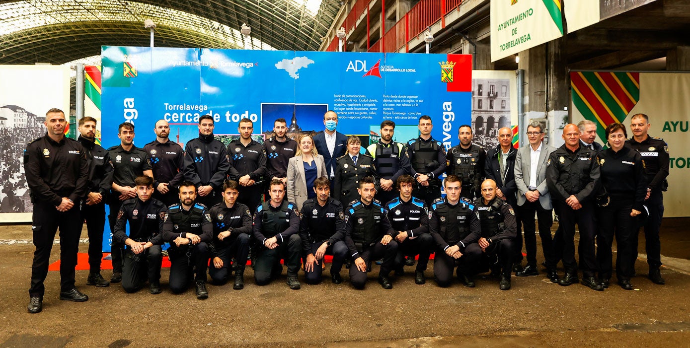 Los participantes en el curso, autoridades regionales, municipales y de la Policía Nacional, este jueves, en una foto de familia en el Ferial de Ganados. 