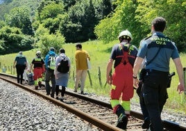 Los bomberos y la Guardia Civil evacúan a los pasajeros del tren tras una avería.