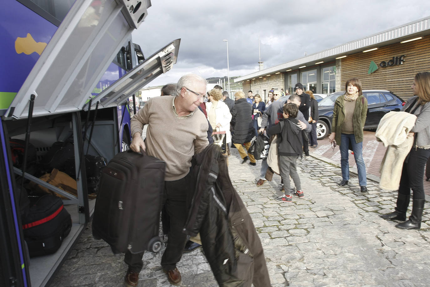 Año 2016. 200 metros de catenaria cayeron a la vía cortando el tráfico ferroviario entre Torrelavega y Las Fraguas. Más de cinco horas de parón en el que se vieron afectados cerca de 650 pasajeros repartidos en cuatro trenes: los Alvia que unen Cantabria con Madrid, los trenes a Palencia y Valladolid y los cercanías. Adif mandó autobuses para trasladar a los viajeros.