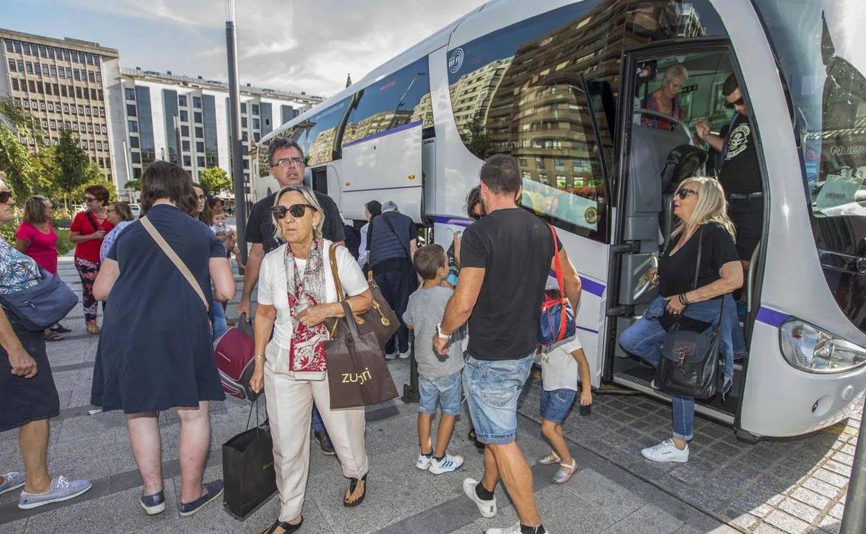 En 2019 se cerró el paso ferroviario entre Aguilar y Santander durante seis horas por un problema con el pantógrafo -la pieza que conecta los trenes con la catenaria-. El percance afectó a los pasajeros de trenes de Media Distancia que realizaban el trayecto de ida y vuelta entre Santander y Valladolid y a dos Alvia: el procedente de Alicante en dirección Santander y el que cubre el itinerario entre la capital cántabra y Madrid. Cerca de 600 viajeros sufrieron el percance y se necesitaron catorce autobuses para trasladarlos.