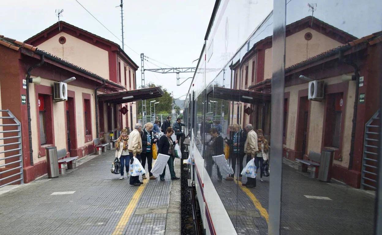 Más autobuses al rescate. El 29 de agosto los trayectos entre Ribadesella y Santander tuvieron que realizarse por carreta por motivos técnicos. La incidencia afectó a los trenes de Media Distancia entre Oviedo y Santander en sentido ida y vuelta.