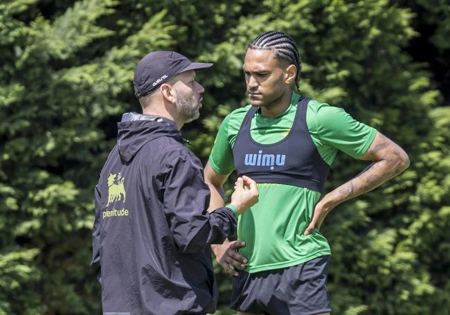 El técnico charla con Jordi Mboula.