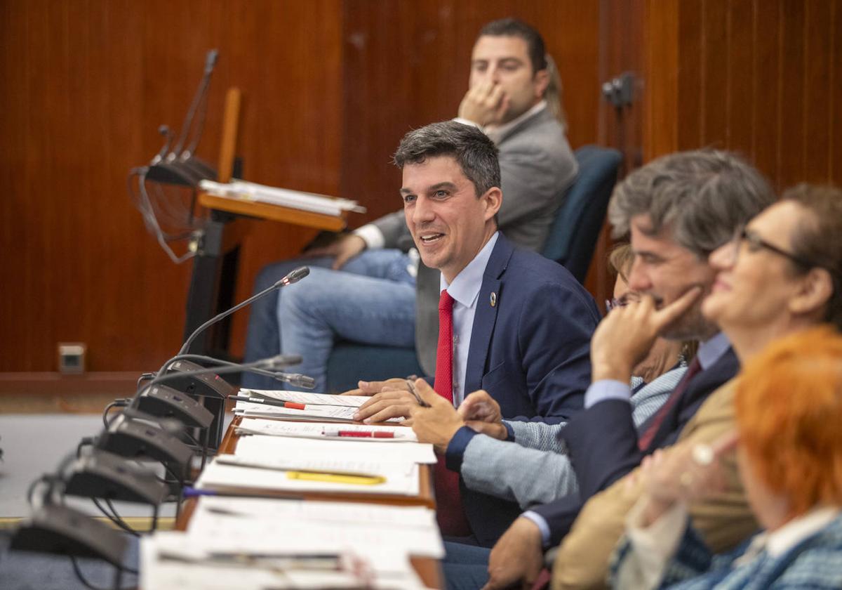 Daniel Fernández durante el pleno de ayer jueves