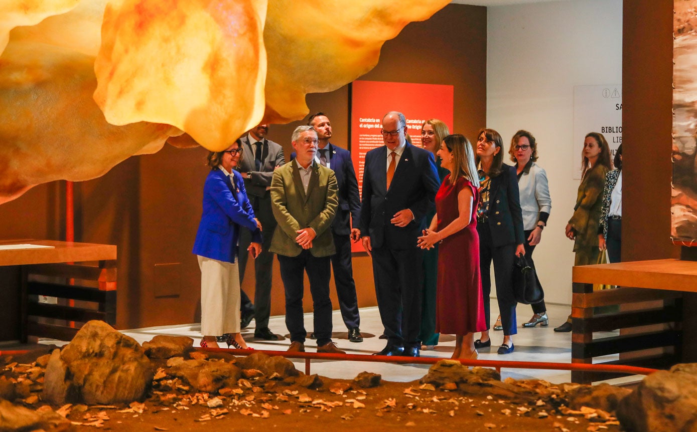 Una parada durante la visita a la muestra 'Cantabria en el origen del arte'.