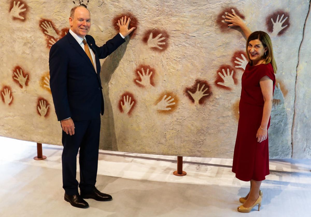 La presidenta de María José Sáenz de Buruaga, y Alberto II de Mónaco posan en el Centro de Arte Rupestre de Cantabria.