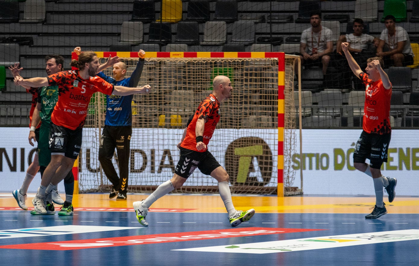 Los jugadores del Bathco festejan el triunfo tras el final del partido.