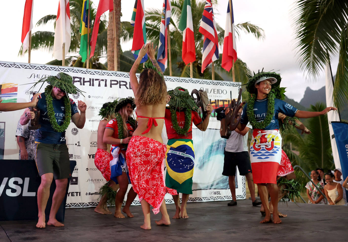 Celebración en el pódium del WSL, Tahití.