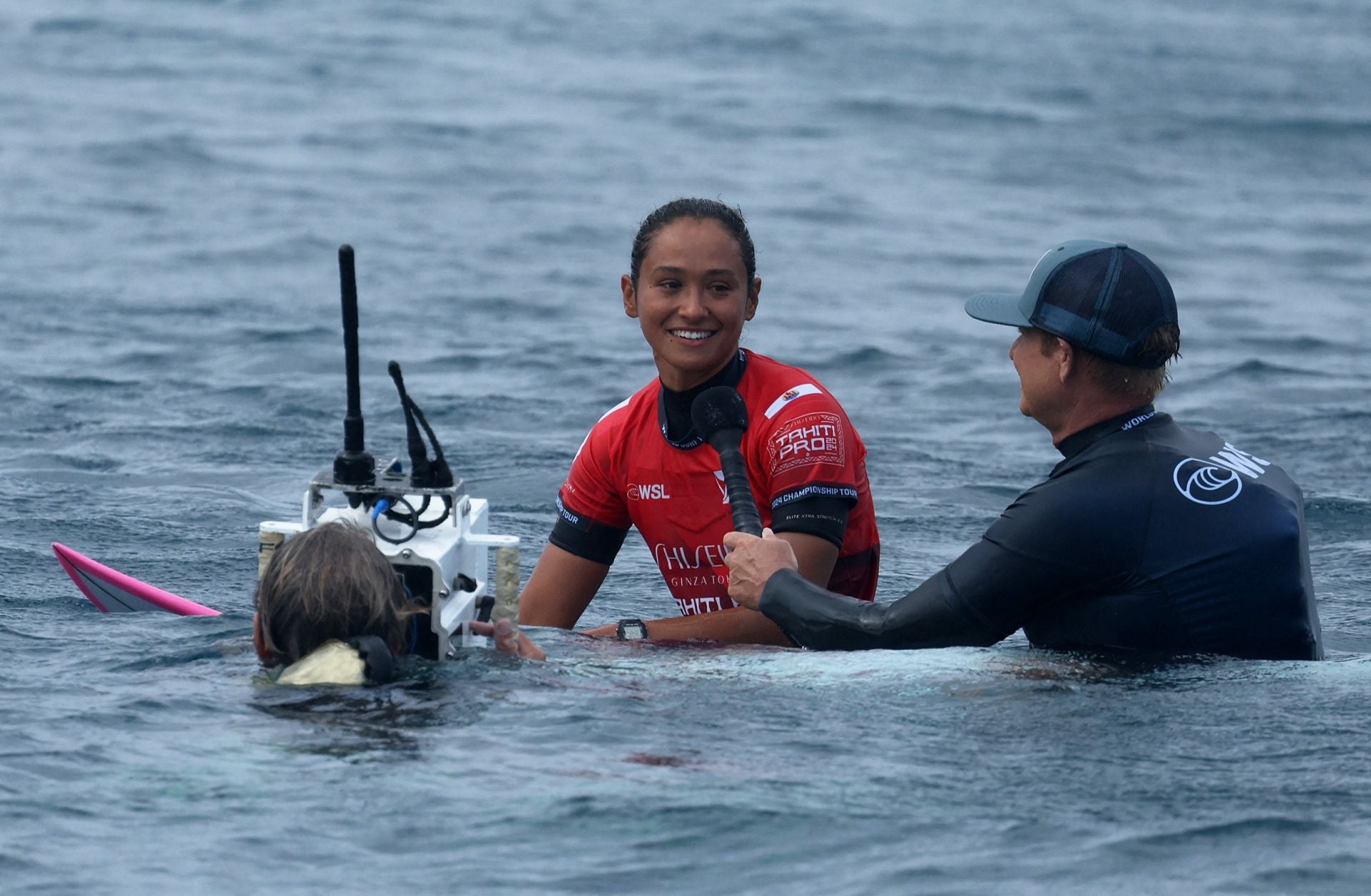 Entrevistan en el agua a Vahine Fierro, al terminar la prueba