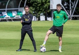 Casi recuperado: Íñigo Vicente entrenó ayer con normalidad, entrará en la convocatoria y si su entrenador lo estima oportuno será titular en La Cerámica.