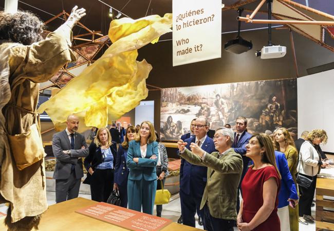 Roberto Ontañón explica los pormenores de la exposición permanente