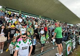 La grada del campo 1, repleta esta mañana