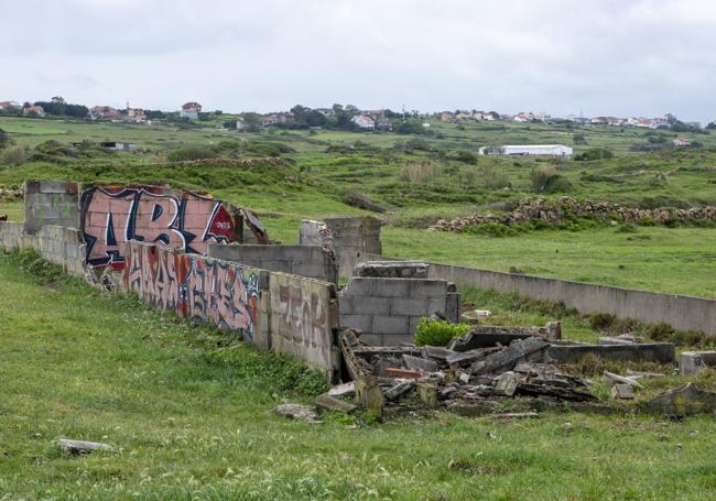 Cuadra en ruinas en La Congria. La zona, con tradición ganadera, tiene cuadras de animales. Algunas de ellas están abandonadas