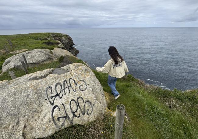 El abandono de la senda costera llega hasta las rocas del paseo y algunas tienen pintadas.