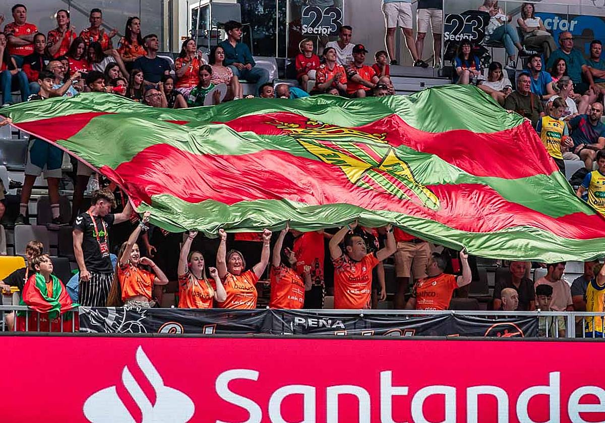 Los aficionados del Bathco desplegaron una bandera de Torrelavega.
