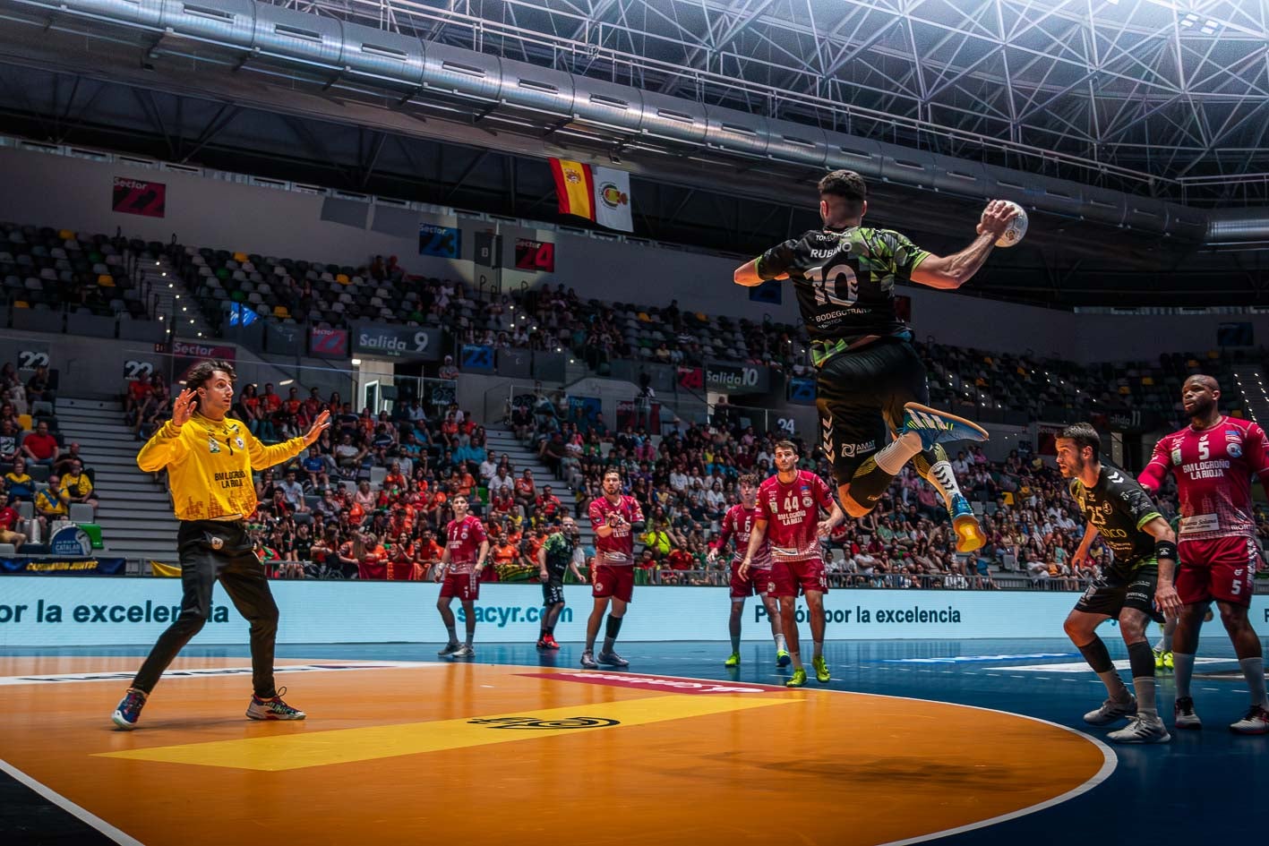 Álex Rubiño, en pleno salto para lanzar hacia el arco rival.