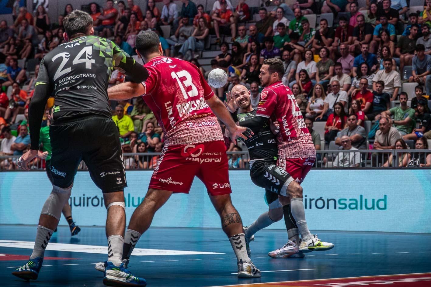 Adrián Fernández trata de hacer llegar el balón a Aja.