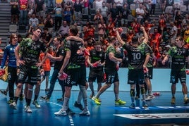 Los jugadores del Bathco Torrelavega celebran el pase a la final en la pista jiennense