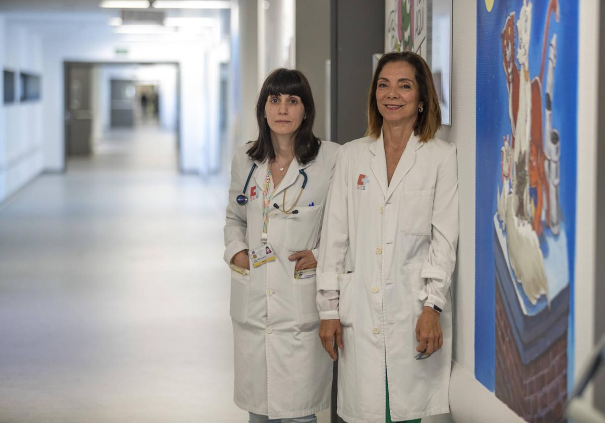 A la izquierda, la neuropediatra Andrea Sariego, junto a la jefa de servicio de Pediatría de Valdecilla, María Jesús Cabero.