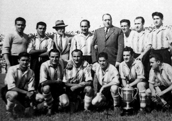 El recordado Racing de 1950. Arriba, de izquierda a derecha, Ortega, Joseíto, Taioli (entrenador), Elizondo, Torres (delegado), Pin, Lorín, Ruiz, Amorebieta, Carberol y Hernández (segundo entrenador). Abajo, Bárcena, Mariano, Nemes, Alsúa, Felipe, Echeveste y Herrero.