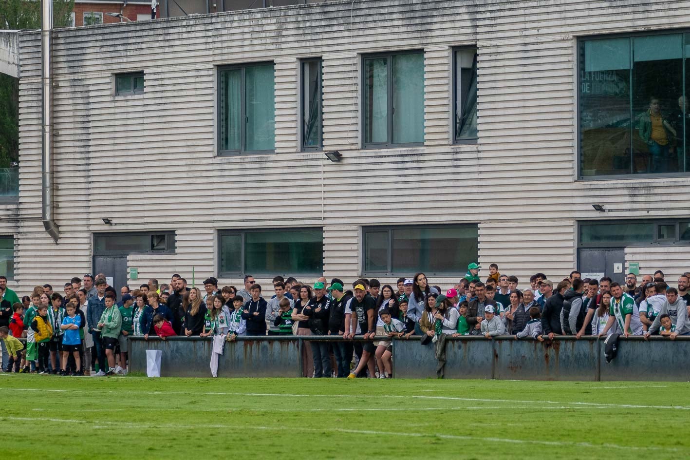 El público, observando junto al campo 2.